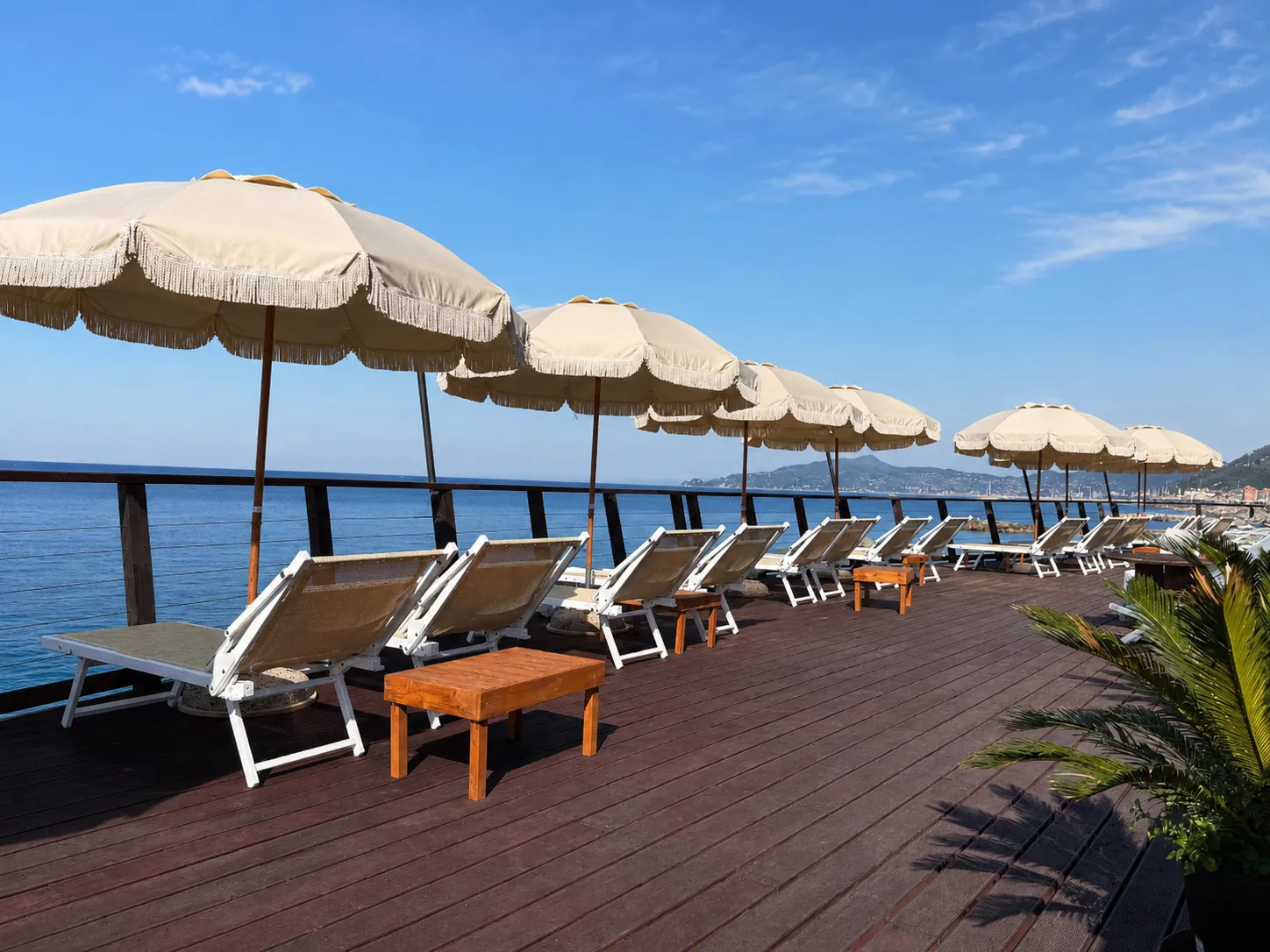 Ombrelloni e lettini sulla terrazza dei Bagni Serenella vista mare