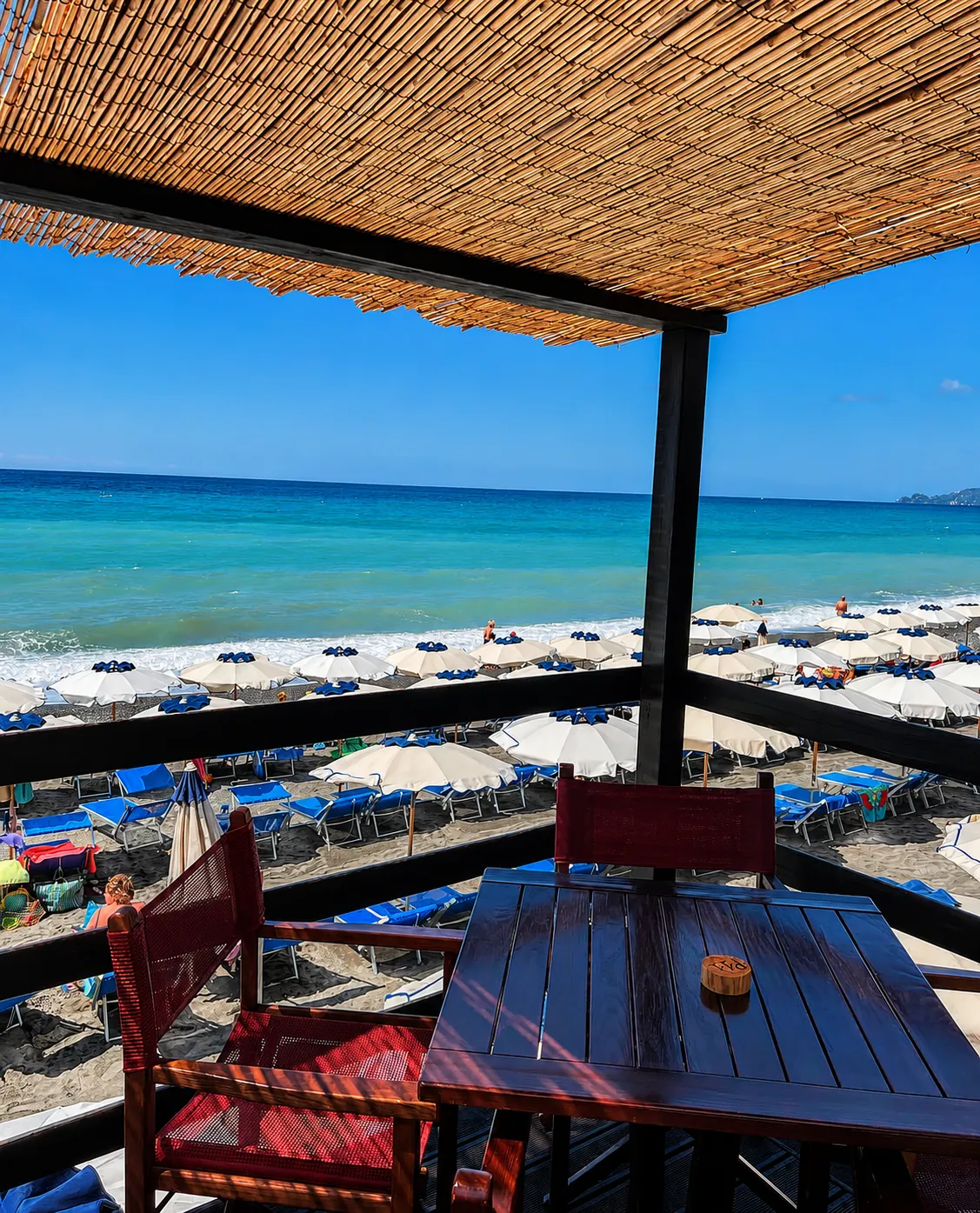 Tavolo sulla terrazza sopra la spiaggia