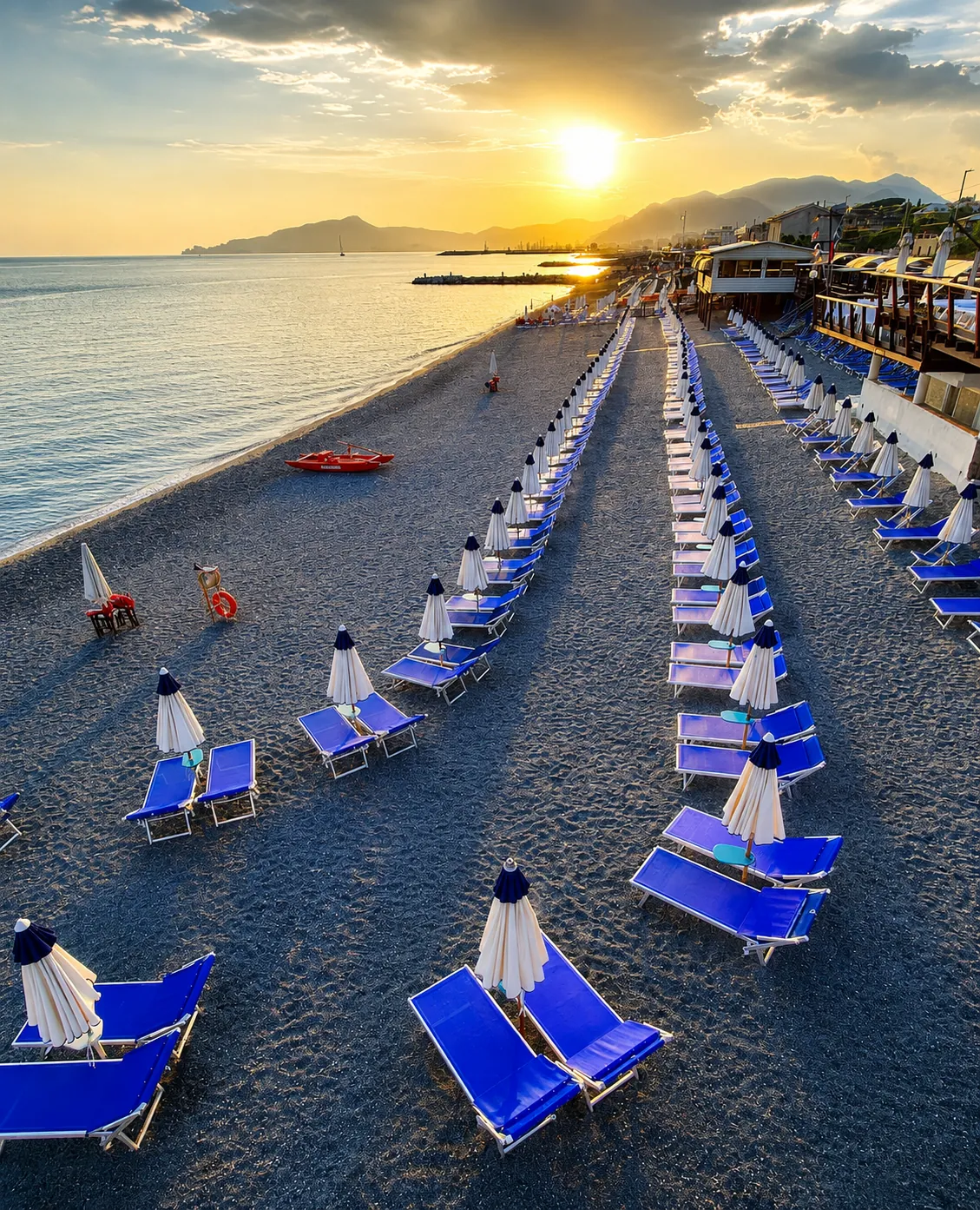Spiaggia dei Bagni Serenella al tramonto con lettini e ombrelloni