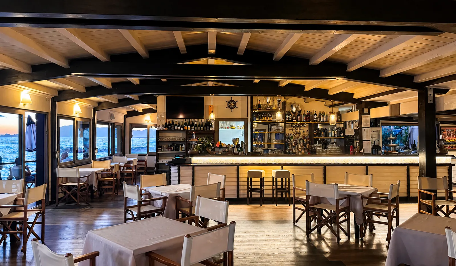 Sala ristorante allestita per eventi serali vista mare