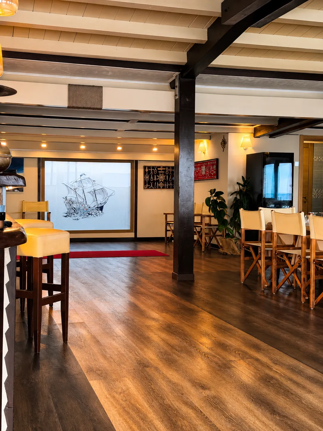 Interno del ristorante Bagni Serenella con pavimento in legno e dettagli nautici