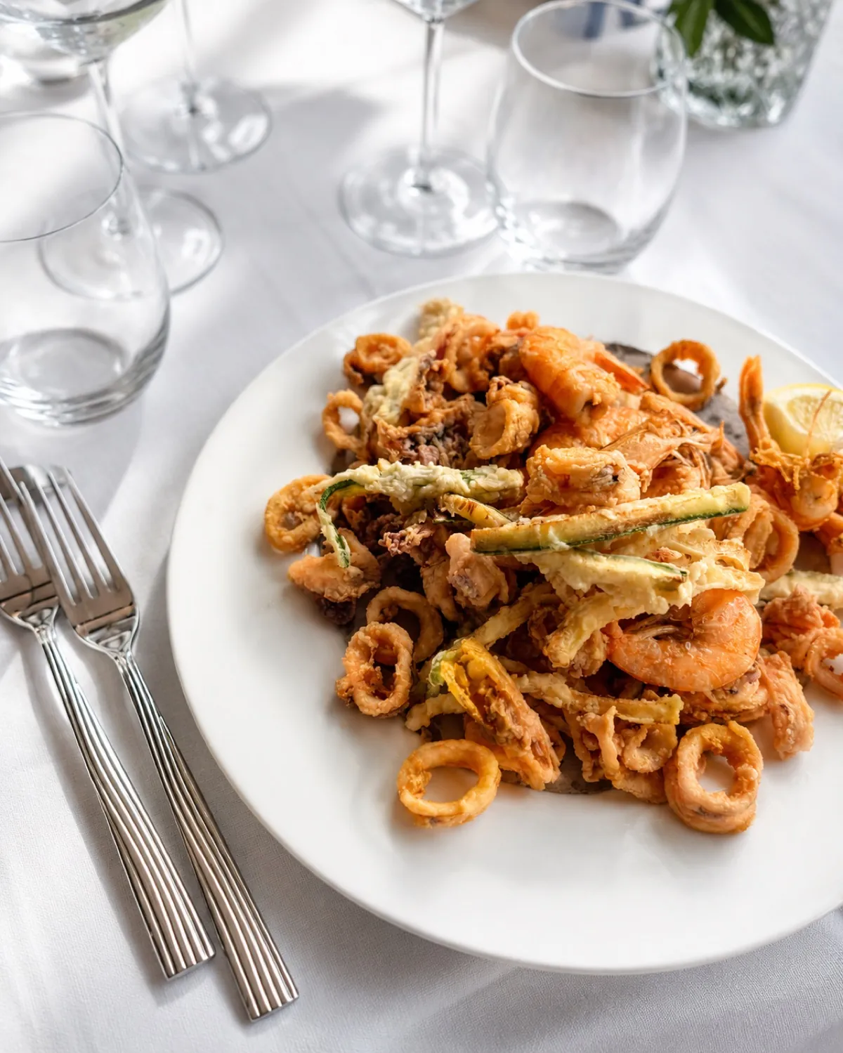Fritto di mare servito su tavolo bianco al ristorante Bagni Serenella