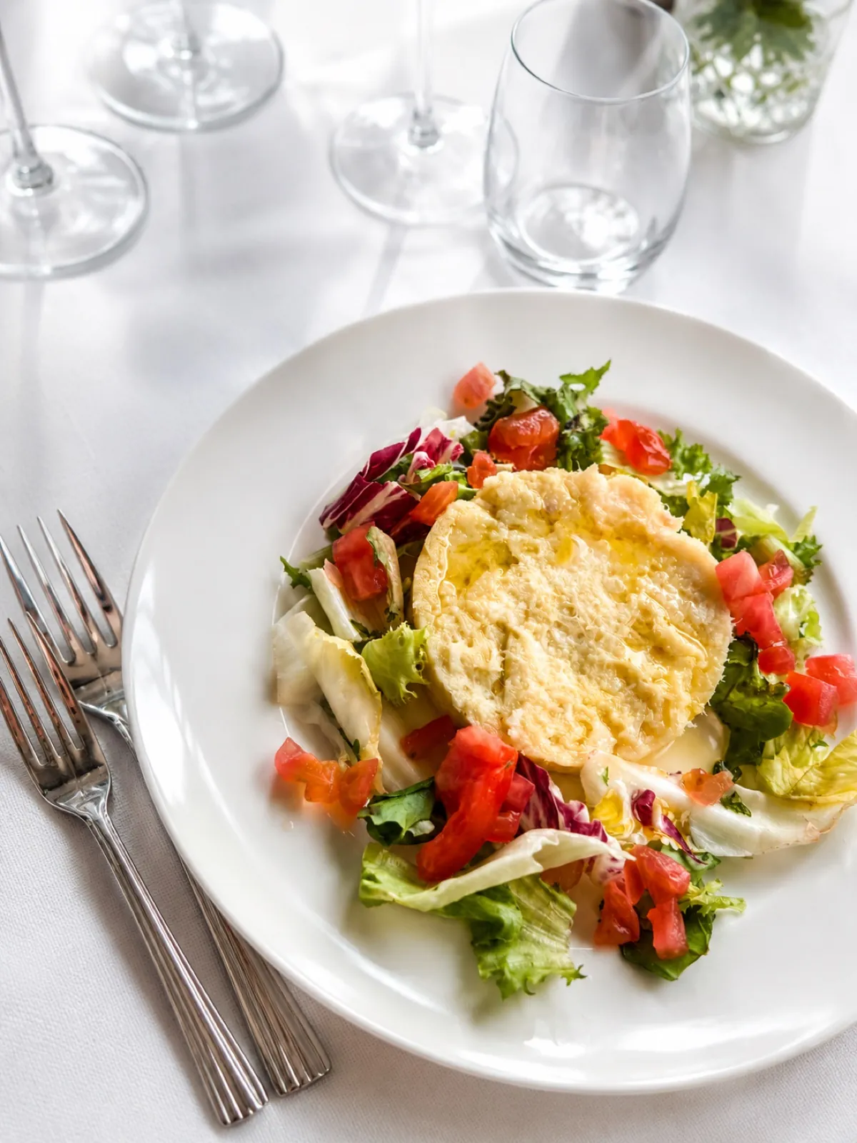 Insalata fresca con cialda croccante servita vista mare
