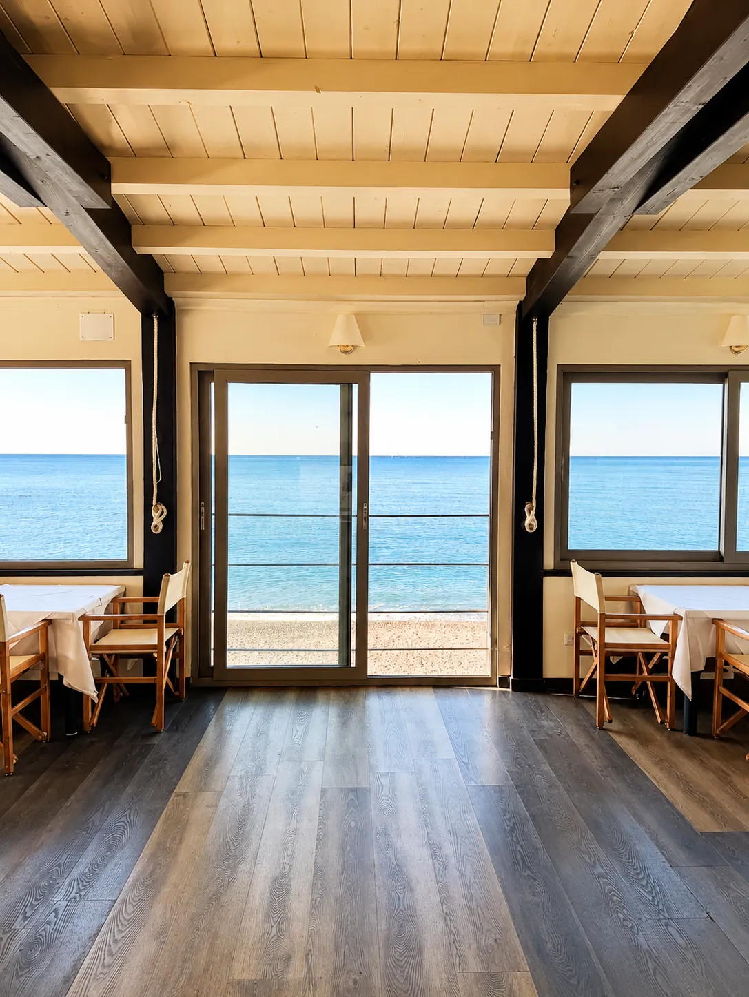 Ingresso e vetrate del ristorante affacciate sul mare